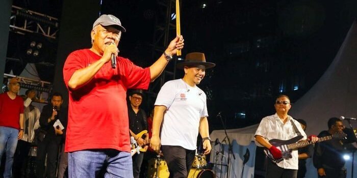 Kepala Otorita IKN, Basuki Hadimuljono berdendang bersama Padi Reborn pada Pesta Rakyat IKN, Minggu (17/08/2025). Foto: HO/Humas Otorita IKN
