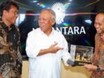 Kepala Otorita IKN, Basuki Hadimuljono (tengah) bertukar cinderamata dengan General Manager PT PLN UID Kaltimra, Muchammad Chaliq Fadli (kanan), pada Senin (25/8/2025). Foto: HO/Humas Otorita IKN