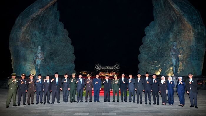Kepala Otorita IKN bersama Pimpinan Otorita IKN dan Perwakilan TNI/BIN/Polri di Taman Kusuma Bangsa, Kawasan Inti Pusat Pemerintahan IKN. Foto: HO/Humas Otorita IKN