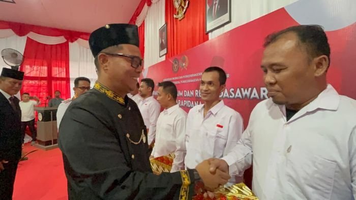 Kepala Rutan Balikpapan Agus Salim menyerahkan remisi warga binaan, pada Minggu (17/8/2025). Foto: BorneoFlash/Niken Sulastri