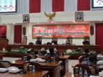 Ketua DPRD Kabupaten Paser, Hendra Wahyudi dalam acara penandatanganan persetujuan bersama rancangan perubahan KUA-PPAS APBD Paser tahun 2025, di Gedung Baling Seleloi, Sekretariat DPRD Paser, pada Kamis (7/8/2025). Foto: BorneoFlash/IST