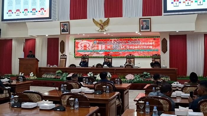 Ketua DPRD Kabupaten Paser, Hendra Wahyudi dalam acara penandatanganan persetujuan bersama rancangan perubahan KUA-PPAS APBD Paser tahun 2025, di Gedung Baling Seleloi, Sekretariat DPRD Paser, pada Kamis (7/8/2025). Foto: BorneoFlash/IST