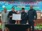 Ketua DPRD Kabupaten Paser bersama Wakli Bupati H. Ikhwan Antasari menggelar Rapat Paripurna terkait Persetujuan Bersama Raperda tentang Penyertaan Modal Pemerintah Daerah pada Perseroan Terbatas Bankaltimtara, pada Kamis (14/8/2025). Foto: BorneoFlash/IST