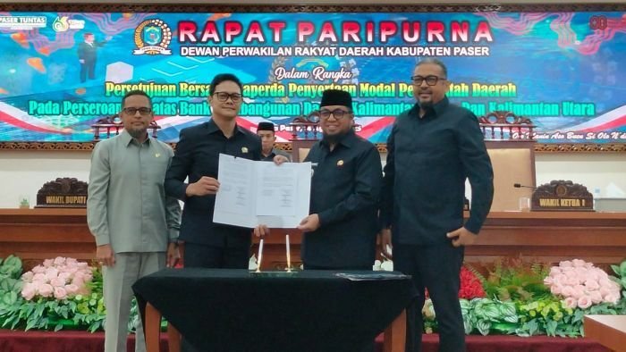 Ketua DPRD Kabupaten Paser bersama Wakli Bupati H. Ikhwan Antasari menggelar Rapat Paripurna terkait Persetujuan Bersama Raperda tentang Penyertaan Modal Pemerintah Daerah pada Perseroan Terbatas Bankaltimtara, pada Kamis (14/8/2025). Foto: BorneoFlash/IST