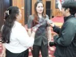 Ketua DPRD Mahulu Devung Paran, saat diwawancarai awak media usai menghadiri upacara pengukuhan Paskibraka Mahulu di Ballroom Sekretariat Kabupaten (Setkab) Lantai 3, pada Jumat (15/8/2025). Foto: HO/dprd.mahakamulukab