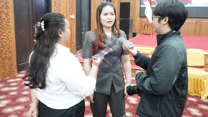 Ketua DPRD Mahulu Devung Paran, saat diwawancarai awak media usai menghadiri upacara pengukuhan Paskibraka Mahulu di Ballroom Sekretariat Kabupaten (Setkab) Lantai 3, pada Jumat (15/8/2025). Foto: HO/dprd.mahakamulukab