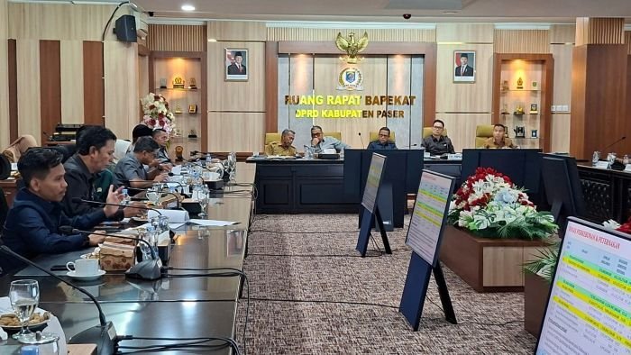 Ketua DPRD Paser, Hendra Wahyudi memimpin rapat dalam rangka evaluasi capaian kinerja fisik dan keuangan semester pertama APBD dan Prognosis 6 ke depan, di Gedung Bapekat Sekretariat DPRD Paser, pada Senin (4/7/2025). Foto: BorneoFlash/IST