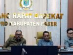 Ketua DPRD Paser sekaligus Ketua Banggar, Hendra Wahyudi (kanan), didampingi oleh Wakil Ketua I Zulkifli Kaharuddin, Wakil Ketua II Hendrawan Putra saat rapat pembahasan Kebijakan Umum Anggaran (KUA) dan Prioritas Plafon Anggaran Sementara (PPAS) untuk APBD Perubahan Tahun 2025, Selasa (5/8/2025). Foto: BorneoFlash/IST