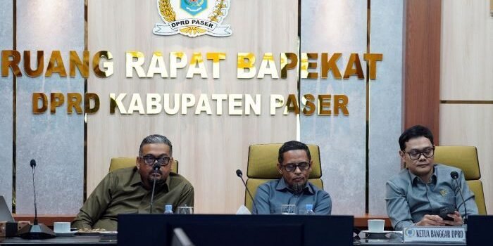 Ketua DPRD Paser sekaligus Ketua Banggar, Hendra Wahyudi (kanan), didampingi oleh Wakil Ketua I Zulkifli Kaharuddin, Wakil Ketua II Hendrawan Putra saat rapat pembahasan Kebijakan Umum Anggaran (KUA) dan Prioritas Plafon Anggaran Sementara (PPAS) untuk AP