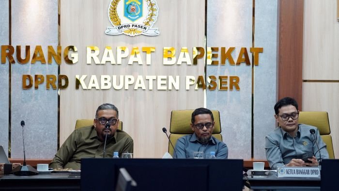 Ketua DPRD Paser sekaligus Ketua Banggar, Hendra Wahyudi (kanan), didampingi oleh Wakil Ketua I Zulkifli Kaharuddin, Wakil Ketua II Hendrawan Putra saat rapat pembahasan Kebijakan Umum Anggaran (KUA) dan Prioritas Plafon Anggaran Sementara (PPAS) untuk APBD Perubahan Tahun 2025, Selasa (5/8/2025). Foto: BorneoFlash/IST