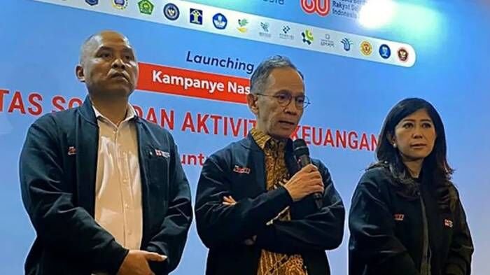 Ketua Dewan Komisioner OJK Mahendra Siregar (tengah) bersama Menkomdigi Meutya Hafid (kanan) saat acara Peluncuran Kampanye Nasional Berantas Scam dan Aktivitas Keuangan Ilegal di Jakarta, Selasa (19/8/2025). FOTO : ANTARA/Rizka Khaerunnisa/pri.