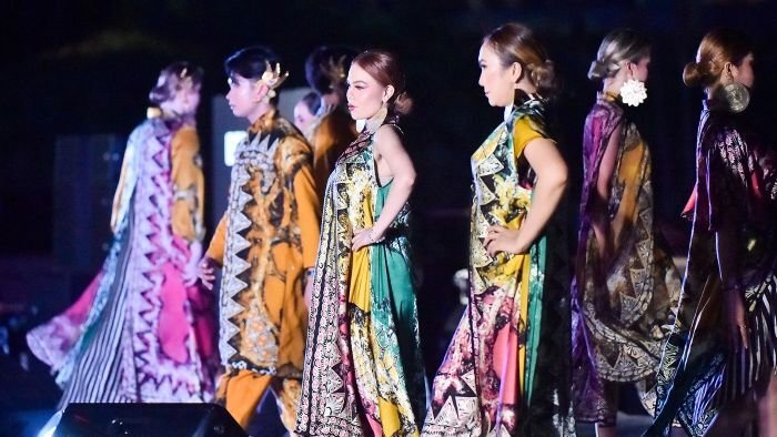 Koleksi busana bertema slow fashion, menggunakan bahan alami, teknik tradisional, dan pewarnaan ramah lingkungan rancangan dari tujuh desainer diaspora. Foto: HO/Humas Otorita IKN