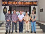 Komandan Lanal Balikpapan, Letkol Laut (P) Topan Agung Yuwono bersama Ketua PWI Balikpapan, Debi saat kunjungan silaturahmi PWI Kota Balikpapan ke Markas Komando Pananal Balikpapan, pada Jumat (22/8/2025). Foto: BorneoFlash/Ist
