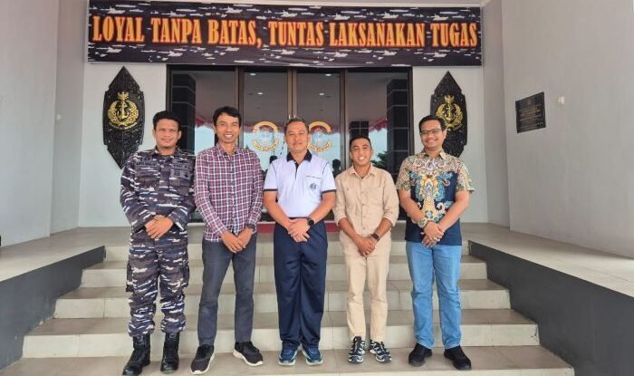 Komandan Lanal Balikpapan, Letkol Laut (P) Topan Agung Yuwono bersama Ketua PWI Balikpapan, Debi saat kunjungan silaturahmi PWI Kota Balikpapan ke Markas Komando Pananal Balikpapan, pada Jumat (22/8/2025). Foto: BorneoFlash/Ist