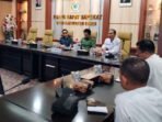 Komisi I DPRD Paser menggelar Rapat Kerja bersama pihak terkait, membahas kesiapan lokasi pelaksanaan MTQ pada Rabu (13/8/2025). Foto: BorneoFlash/IST