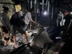 Kondisi Pasar Segiri usai kebakaran pada Minggu (10/8/2025) malam. Foto: BorneoFlash/Nur Ainunnisa