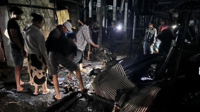 Kondisi Pasar Segiri usai kebakaran pada Minggu (10/8/2025) malam. Foto: BorneoFlash/Nur Ainunnisa