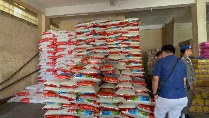 Kondisi stok beras di Gudang UD. Gunung Sari Balikpapan, pada Senin (11/8/2025). Foto: BorneoFlash/Niken Sulastri