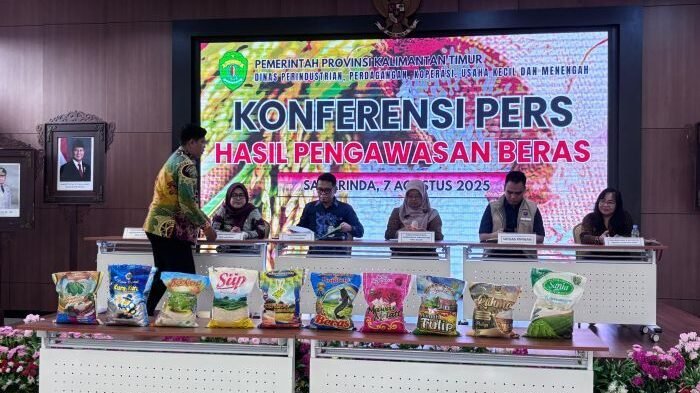 Dinas Perdagangan, Koperasi dan UKM (Disperindagkop UKM) Kalimantan Timur (Kaltim) gelar Konferensi pers terkait mutu beras, pada Kamis (7/8/2025). Foto: BorneoFlash/Nur Ainunnisa