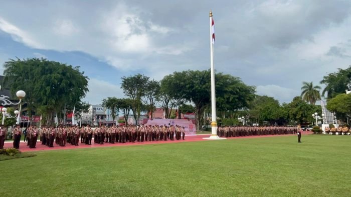 Kwarcab Gerakan Pramuka Kota Balikpapan menggelar Upacara Parade di Halaman Balai Kota Balikpapan, pada Kamis (14/8/2025). Foto: BorneoFlash/Niken Sulastri