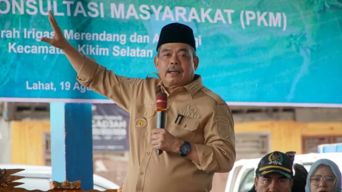 Bupati Lahat, Bursah Zarnubi saat menghadiri kegiatan Pertemuan Konsultasi Masyarakat (19/8/2025). Foto: Instagram/@pemkab_lahat