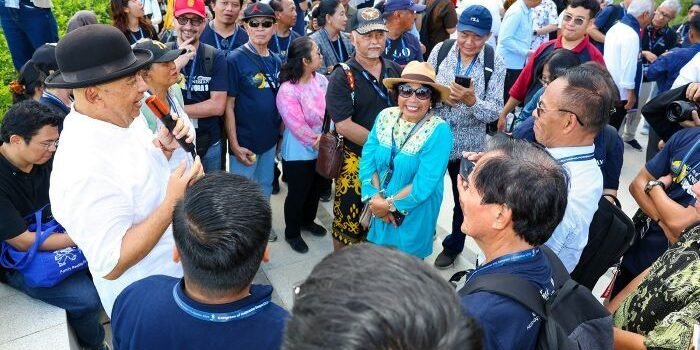 Maestro seni rupa dan arsitek nasional I Nyoman Nuarta (kiri, baju putih) , perancang Istana Garuda di Ibu Kota Nusantara (IKN) bersama perwakilan diaspora dari lima benua, pada Kamis (31/07/2025). Foto: HO/Humas Otorita IKN
