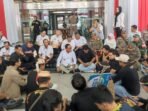 Mahasiswa yang tergabung dalam aliansi GERAM Ulu, berdiskusi dengan Wakil Gubernur Kaltim, Seno Aji. Foto: BorneoFlash/Nur Ainunnisa