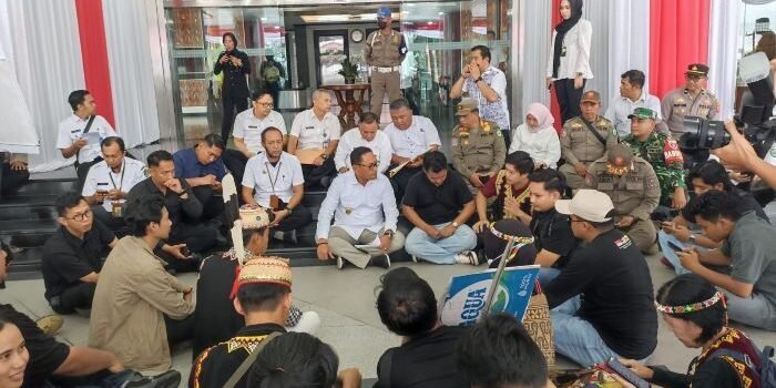 Mahasiswa yang tergabung dalam aliansi GERAM Ulu, berdiskusi dengan Wakil Gubernur Kaltim, Seno Aji. Foto: BorneoFlash/Nur Ainunnisa