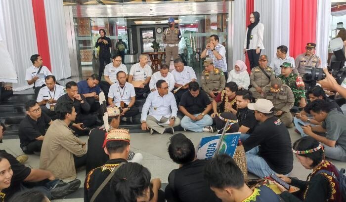 Mahasiswa yang tergabung dalam aliansi GERAM Ulu, berdiskusi dengan Wakil Gubernur Kaltim, Seno Aji. Foto: BorneoFlash/Nur Ainunnisa
