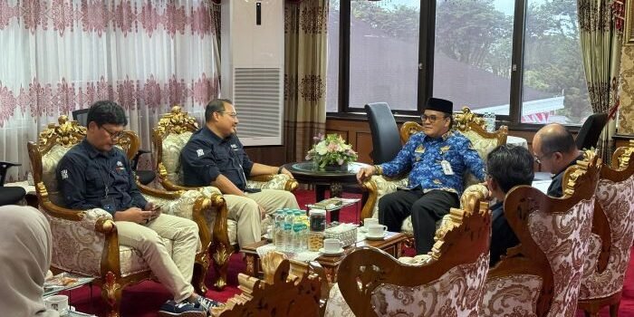 Manajemen RS Pertamina Panorama Balikpapan melakukan audiensi dengan Wakil Wali Kota Balikpapan, H. Bagus Susetyo di Ruang Kerja Wakil Wali Kota Balikpapan, pada Kamis (28/8/2025). Foto: BorneoFlash/Niken Sulastri