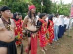Masyarakat Adat Mului dikenal sebagai penjaga hutan adat di kawasan Gunung Lumut mengikuti upacara bendera di Hari Ulang Tahun ke-80 Kemerdekaan Indonesia, pada Minggu (17/8/2025). Foto: HO/Pertamina Patra Niaga