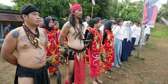 Masyarakat Adat Mului dikenal sebagai penjaga hutan adat di kawasan Gunung Lumut mengikuti upacara bendera di Hari Ulang Tahun ke-80 Kemerdekaan Indonesia, pada Minggu (17/8/2025). Foto: HO/Pertamina Patra Niaga