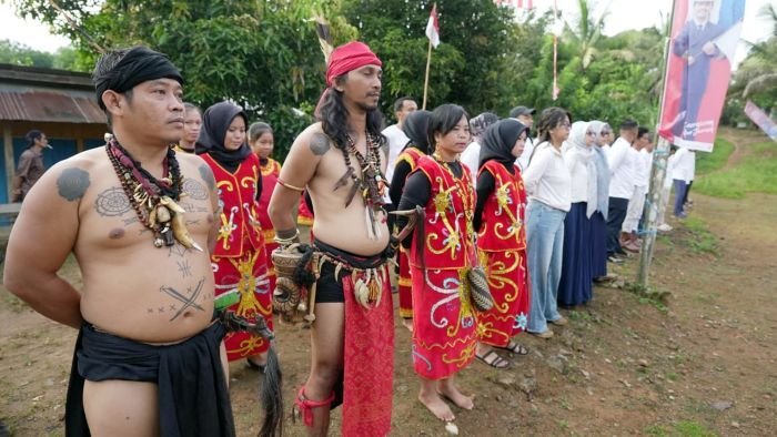 Masyarakat Adat Mului dikenal sebagai penjaga hutan adat di kawasan Gunung Lumut mengikuti upacara bendera di Hari Ulang Tahun ke-80 Kemerdekaan Indonesia, pada Minggu (17/8/2025). Foto: HO/Pertamina Patra Niaga