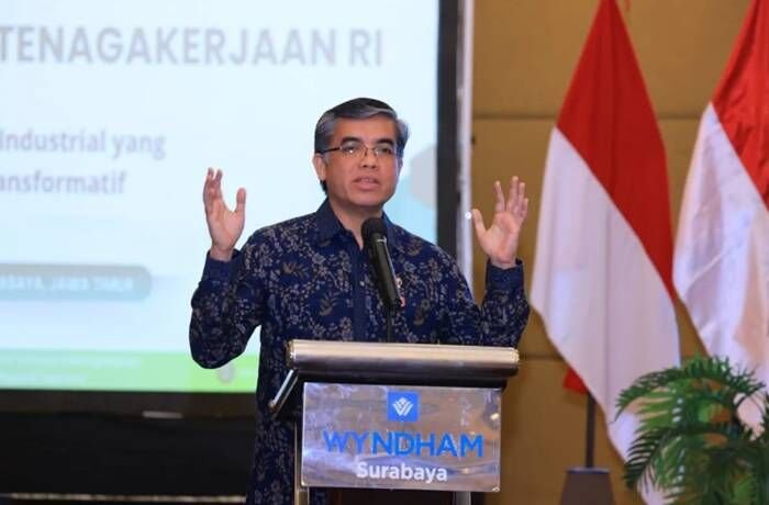Menteri Ketenagakerjaan (Menaker) Yassierli saat menjadi narasumber dalam Dialog Terbuka Menuju Hubungan Industrial yang Proaktif dan Transformatif di Surabaya, Jawa Timur, Kamis (7/8/2025). FOTO : ANTARA/HO-Kemnaker RI