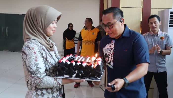 Kapolresta Balikpapan, Kombes Pol Anton Firmanto, S.H., S.I.K., M.Si. Mendapat Kejutan Ucapan Selamat Ulang Tahun ke-47, pada Jumat pagi (8/8/2025). Foto: HO/Humas Polresta Balikpapan