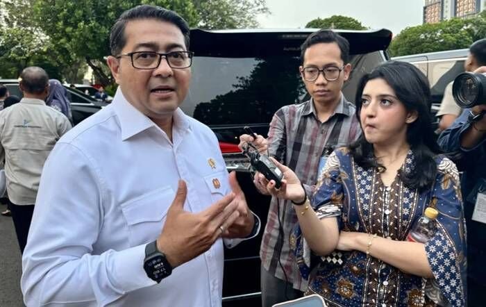 Menteri Ekonomi Kreatif (Menekraf) Teuku Riefky Harsya (kiri) menjawab pertanyaan wartawan saat ditemui di Istana Kepresidenan RI, Jakarta, Rabu (6/8/2025). FOTO : ANTARA/Genta Tenri Mawangi.