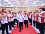 Menteri Ketenagakerjaan (Menaker) Yassierli (tengah) saat menghadiri acara pelepasan delegasi Indonesia yang akan mengikuti ajang The 14th WorldSkills ASEAN Competition 2025. Acara pelepasan ini digelar di Gedung Vokasi Kementerian Ketenagakerjaan, Jakarta, Rabu (20/8/2025). FOTO : ANTARA/HO-Kemnaker RI