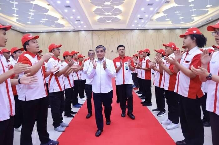 Menteri Ketenagakerjaan (Menaker) Yassierli (tengah) saat menghadiri acara pelepasan delegasi Indonesia yang akan mengikuti ajang The 14th WorldSkills ASEAN Competition 2025. Acara pelepasan ini digelar di Gedung Vokasi Kementerian Ketenagakerjaan, Jakarta, Rabu (20/8/2025). FOTO : ANTARA/HO-Kemnaker RI