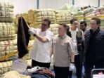 Arsip foto - Menteri Perdagangan Budi Santoso saat mengecek gudang penyimpanan pakaian bekas impor di Kabupaten Bandung, Jawa Barat, Selasa (19/8/2025). FOTO : ANTARA/Rubby Jovan