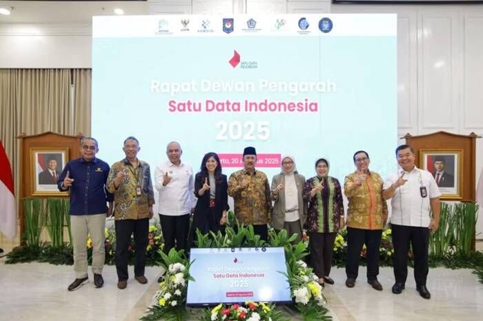 Menteri Perencanaan Pembangunan Nasional/Kepala Badan Perencanaan Pembangunan Nasional (PPN/Bappenas) Rachmat Pambudy bersama pemangku kepentingan terkait dalam agenda Rapat Dewan Pengarah (RDP) Satu Data Indonesia 2025 di Gedung Bappenas, Menteng, Jakarta, Rabu (20/8/2025). FOTO : ANTARA/HO-Bappenas/Muhammad Baqir Idrus Alatas.