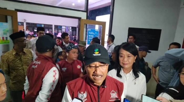 Menteri Sosial Syaifullah Yusuf memberikan keterangan di sela peninjauan Sekolah Rakyat di Kompleks Wyataguna Bandung, Sabtu (9/8/2025) malam. FOTO : ANTARA/Ricky Prayoga