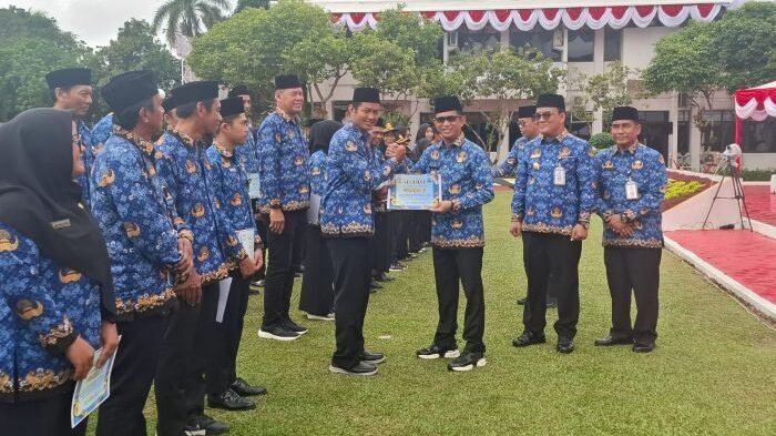 Wali Kota Balikpapan, H. Rahmad Mas'ud didampingi Wakil Wali Kota Balikpapan, Bagus Susetyo dan Sekda Balikpapan, Muhaimin Saat Menyerahkan SK ASN dan PPPK di lingkungan Pemkot Balikpapan, pada Kamis (28/8/2025). Foto: BorneoFlash/Niken Sulastri