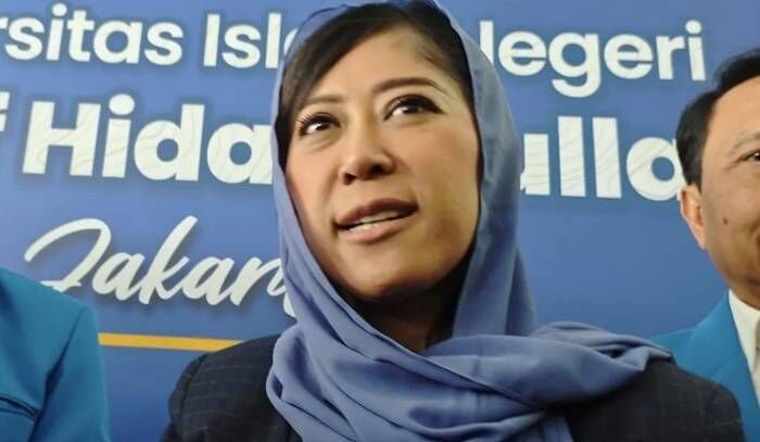 Menteri Komunikasi dan Digital Meutya Hafid saat menyampaikan keterangan kepada wartawan di Universitas Islam Negeri Syarif Hidayatullah, Tangerang Selatan pada Selasa (26/8/2025). FOTO : ANTARA/Farhan Arda Nugraha