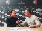 Miliano Jonathans, pemain berdarah Indonesia-Belanda saat menandatangani kontrak bersama klub barunya, FC Utrecht, pada musim dingin ini. Ia akan bermain di klub tersebut selama 3,5 tahun, atau hingga Juni 2028. Foto: ANTARA/HO-FC Utrecht