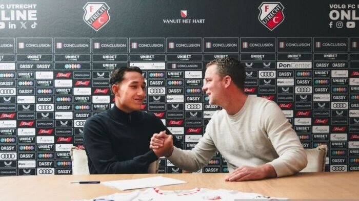 Miliano Jonathans, pemain berdarah Indonesia-Belanda saat menandatangani kontrak bersama klub barunya, FC Utrecht, pada musim dingin ini. Ia akan bermain di klub tersebut selama 3,5 tahun, atau hingga Juni 2028. Foto: ANTARA/HO-FC Utrecht