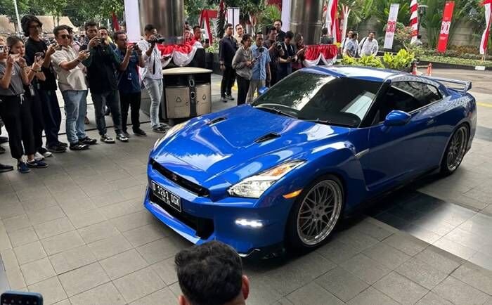 Mobil Nissan GT-R yang menjadi salah satu barang bukti yang disita terkait OTT Wamenaker Immanuel Ebenezer saat ditampilkan di lobi Gedung Merah Putih KPK, Jakarta, Kamis (21/8/2025). FOTO : ANTARA/Rio Feisal