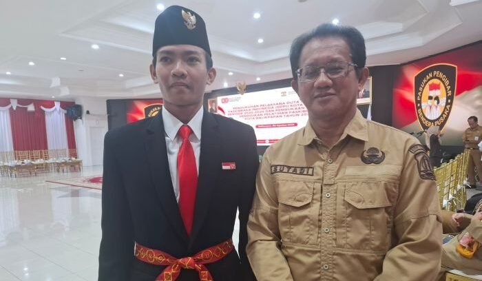 Muhammad Aqqil Waliyyuddin, Ketua DPPI Kota Balikpapan periode 2025–2029 bersama Kesbangpol Kota Balikpapan, Sutadi. Foto: BorneoFlash/Niken Sulastri
