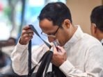 Mantan Menteri Pendidikan, Kebudayaan, Riset, dan Teknologi (Mendikbudristek) 2019–2024 Nadiem Makarim tiba untuk memenuhi panggilan pemeriksaan di Jampidsus, Kejaksaan Agung, Jakarta Selatan, Selasa (15/7/2025). Kejaksaan Agung melakukan pemeriksaan kedua terhadap Nadiem Makarim untuk menjadi saksi dalam kasus dugaan korupsi pengadaan sistem chromebook di Kemendikbudristek yang diketahui menghabiskan anggaran Rp9,9 triliun. ANTARA FOTO/Sulthony Hasanuddin/nz.