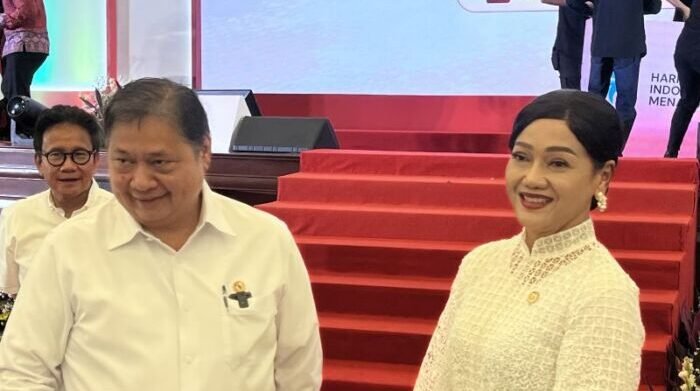 Menteri Koordinator Bidang Perekonomian Airlangga Hartarto dan Kepala Eksekutif Pengawas Perilaku Pelaku Usaha Jasa Keuangan, Edukasi, dan Perlindungan Konsumen OJK Friderica Widyasari menghadiri acara Hari Indonesia Menabung dan Puncak Bulan Literasi Keuangan 2025 yang diselenggarakan oleh Otoritas Jasa Keuangan (OJK) di Jakarta (22/8/2025). Foto: ANTARA/M. Baqir Idrus Alatas