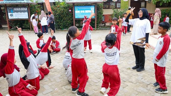 Otorita IKN menginisiasi Hi5 Club, sebuah program pembudayaan bahasa Inggris yang dilaksanakan setiap Jumat untuk melatih percakapan, memperkaya kosakata, dan meningkatkan kepercayaan diri menggunakan bahasa Inggris. Foto: HO/Humas Otorita IKN